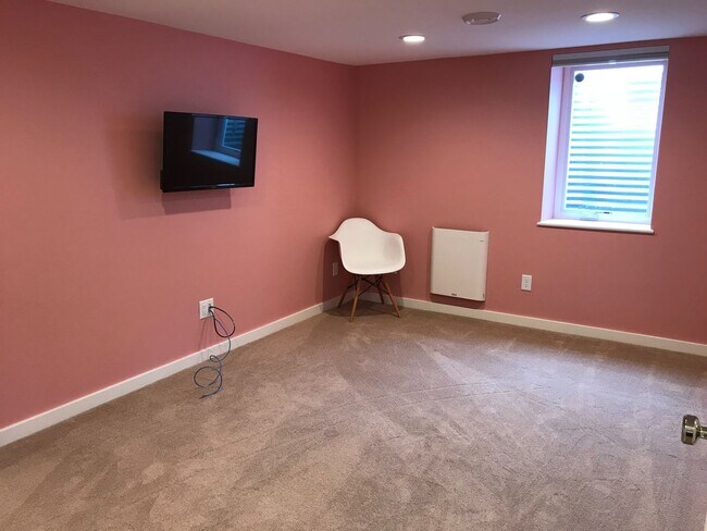 Building Photo - Stunning 4 bedroom rambler in beautiful Ro...