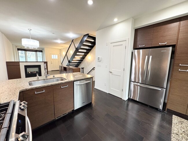 Building Photo - Rare Townhome 2 bed 2 bath in Heart of Bellevue Downtown