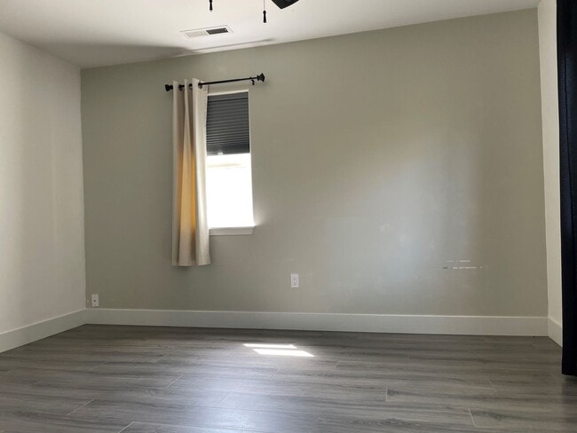 Building Photo - Now renting 3 bedroom 2.5 bathrooms.