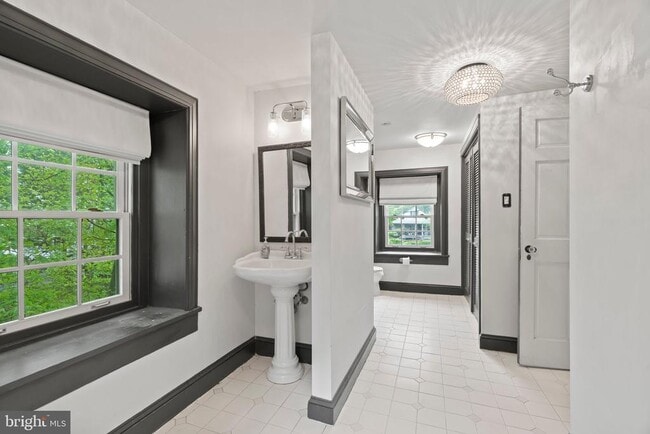 Building Photo - 209 N Bellevue Ave