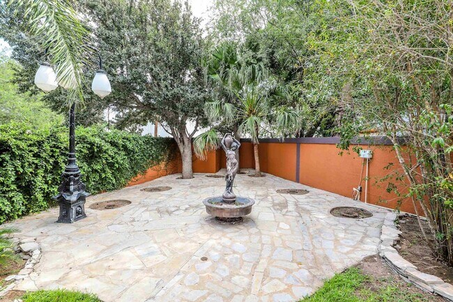 Building Photo - 503 W Avon Ct