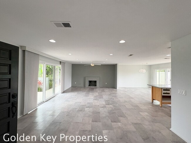 Building Photo - Welcome to this stunning 3-bedroom, 2-bath...
