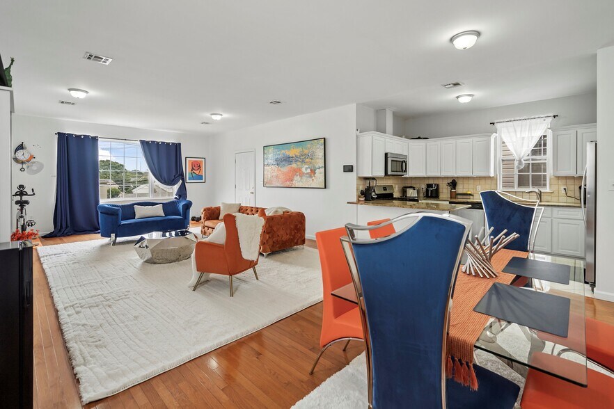 Building Photo - 13 Oak St