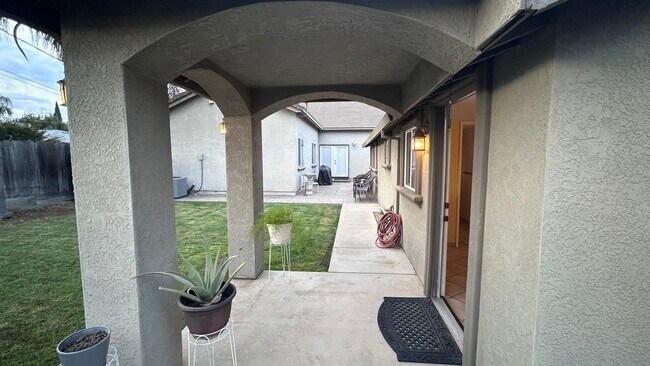 Building Photo - 1404 Teresa St