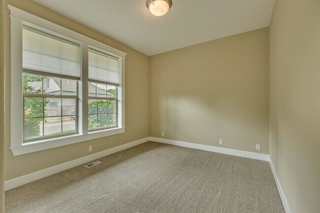 Building Photo - 376 Forest Pl