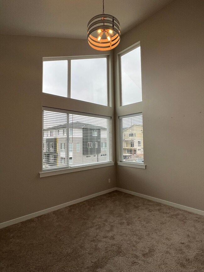 Building Photo - Start Lease by 8/15 to Receive REMAINDER o...