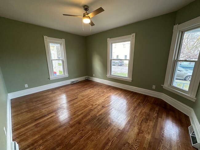 Building Photo - 824 Fifth NW