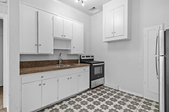 Building Photo - Lovely Hillcrest One bedroom apartment