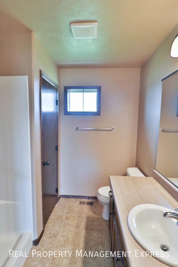 Building Photo - Beautiful 2 Story Townhome with Loads of A...