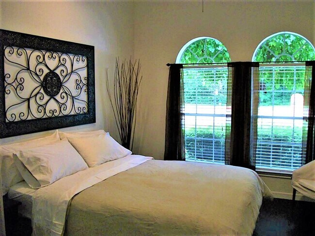 Building Photo - 435 N Rivershire Dr