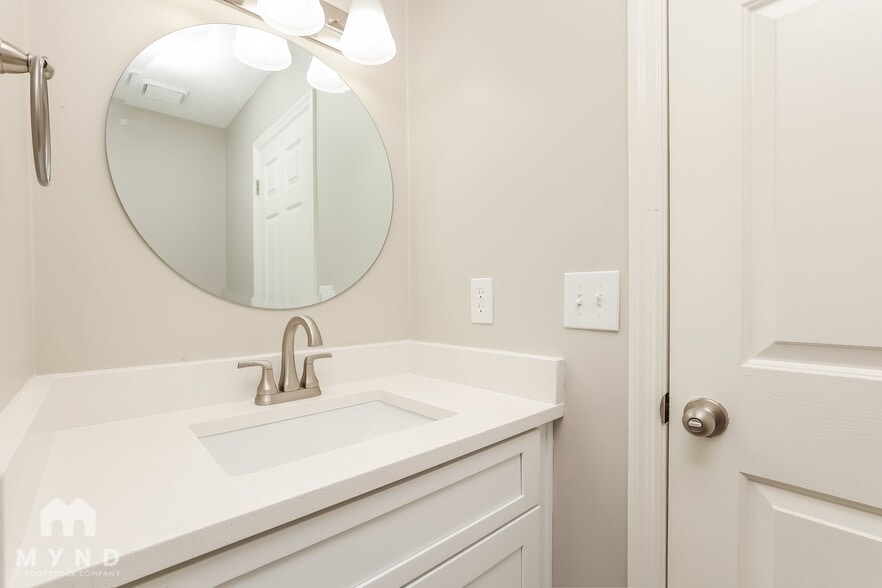 Building Photo - 204 Deerlake Dr