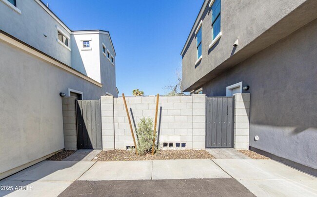 Building Photo - 2604 N 27th St