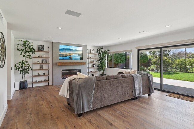 Building Photo - 7249 Mimosa Dr