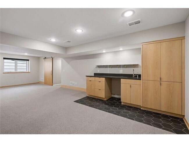 Building Photo - 6216 Maloney Ave