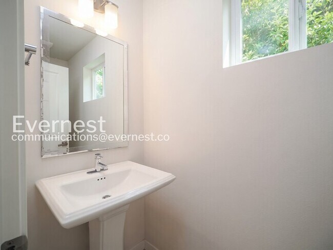 Building Photo - 4 Bed/2.5 Bath Home with Garage / Available Now!