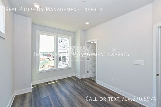 Building Photo - 2140 Terwilliger Terrace