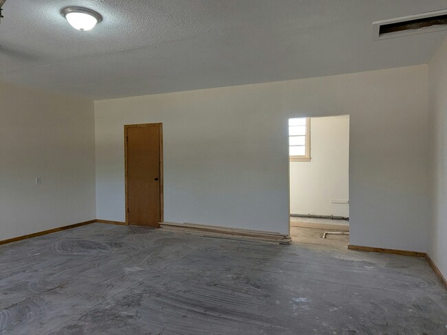 Building Photo - 1002 W 5th St