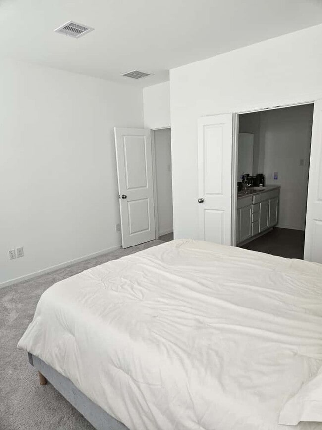 Building Photo - 26610 Coast Redwood Dr