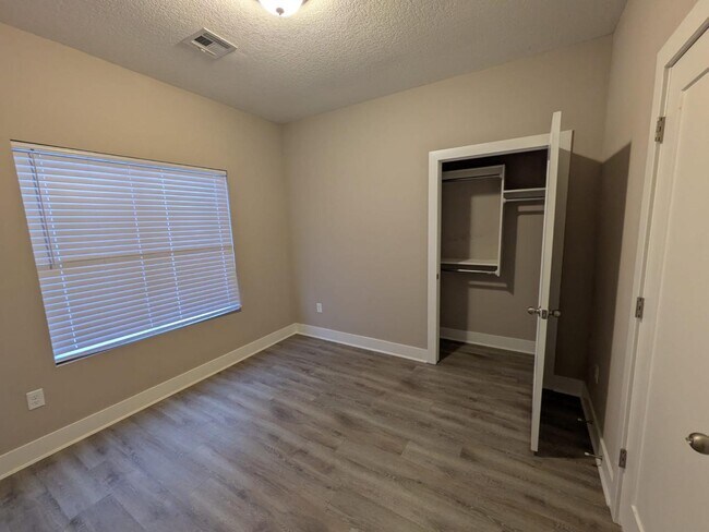 Building Photo - 5224 N Cypress Cir