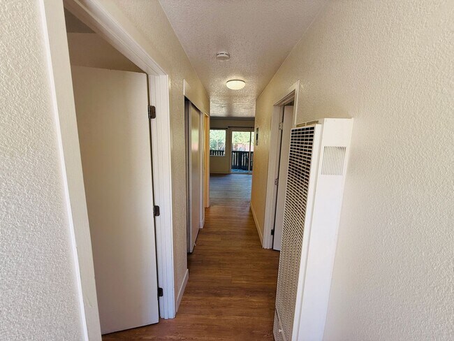 Building Photo - 2 bed 1 bath apartment for rent in South Lake Tahoe