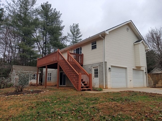 Building Photo - Gorgeous home in Weaverville available now!