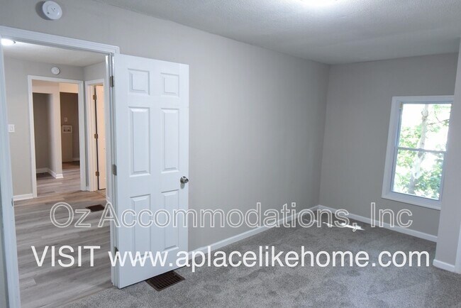 Building Photo - 1514 N Spring St