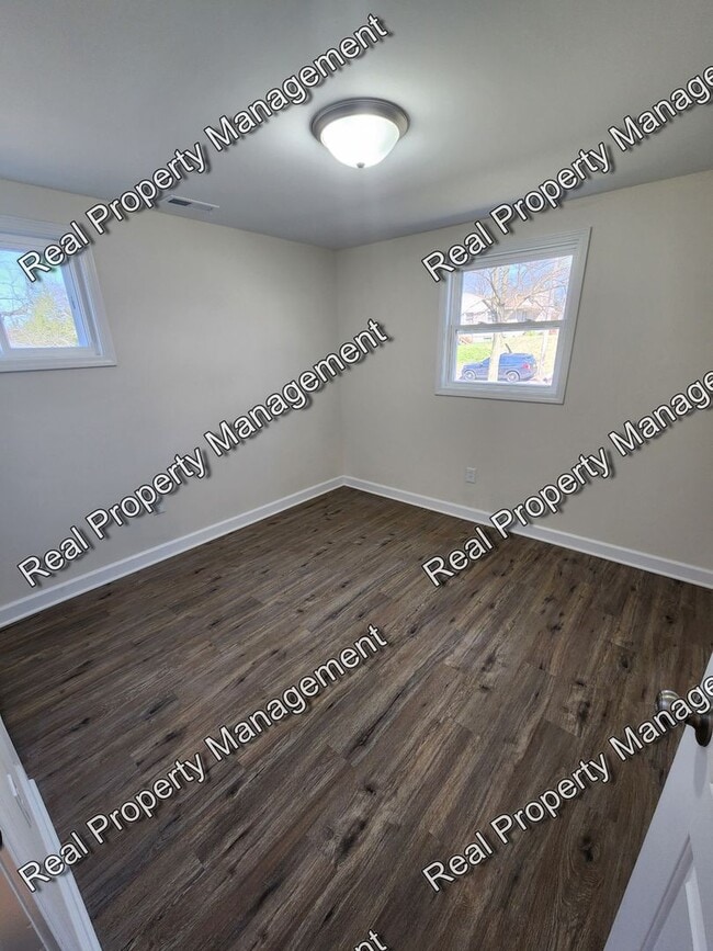 Building Photo - Updated Three Bedroom Ranch