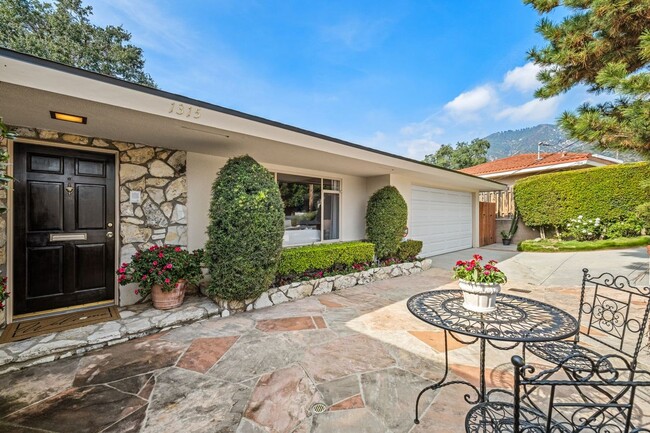 Building Photo - Mid-Century modern 3bd 2ba home located in...