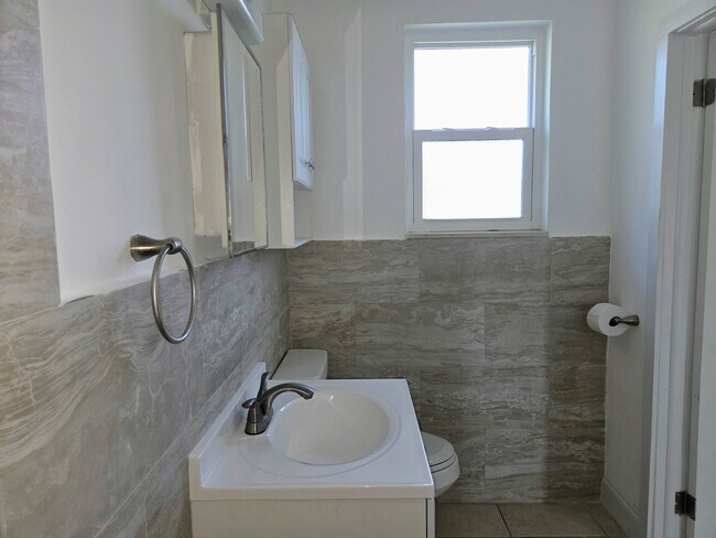 Building Photo - 6931 Hibiscus Ave S