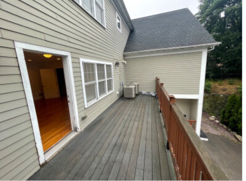 Building Photo - 59 Circuit St