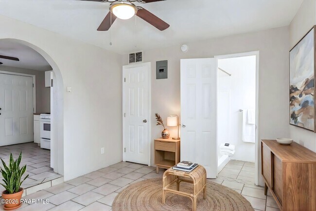 Building Photo - 302 W Flores St