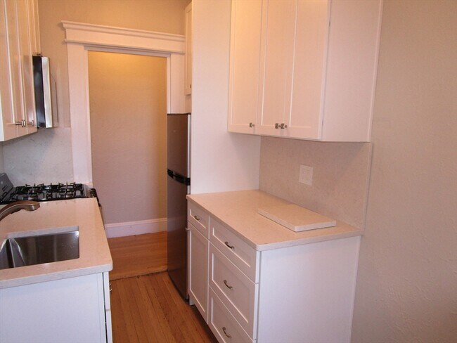 Building Photo - 122 Riverway