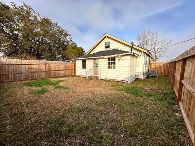 Building Photo - 104 S 7th St