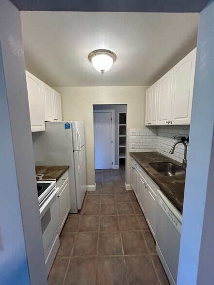Building Photo - 683 E Fox Hills Dr