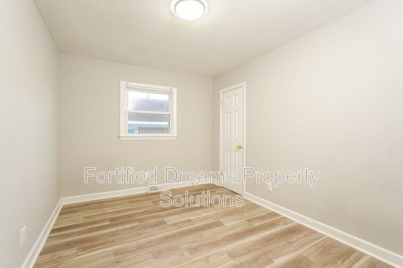 Building Photo - 1615 Eastwood Ave