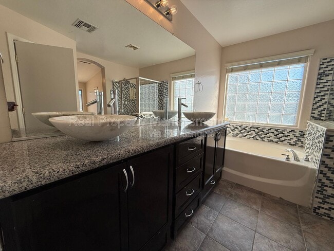 Building Photo - 1677 S Peppertree Dr