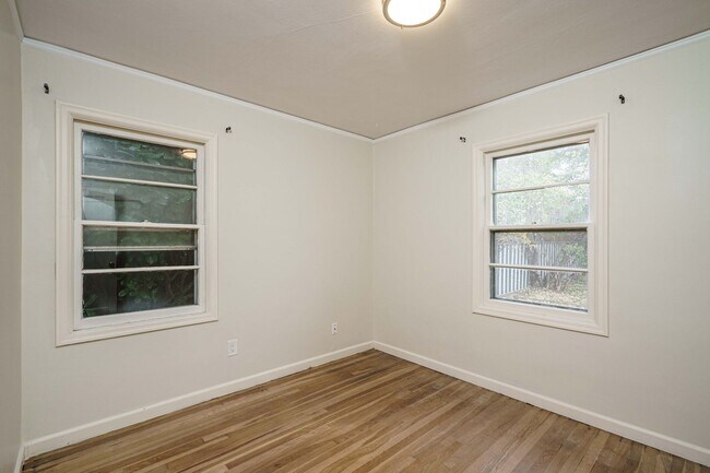 Building Photo - PET FRIENDLY Super Cute Craftsman Home 3 bedroom 1 Bath with Basement