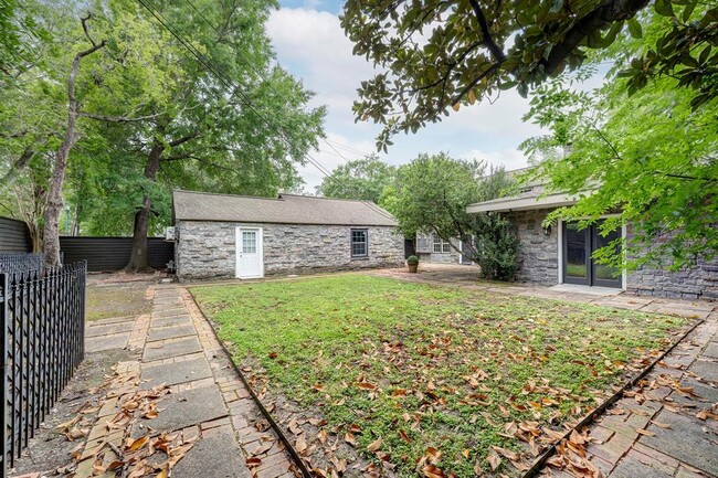 Building Photo - 3071 Locke Ln