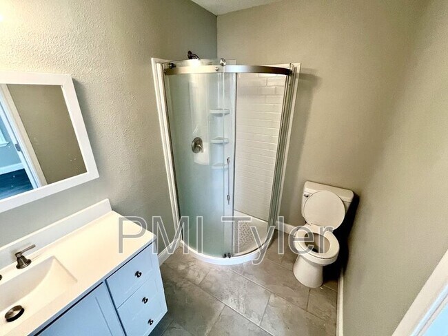 Building Photo - 223 Sunray St