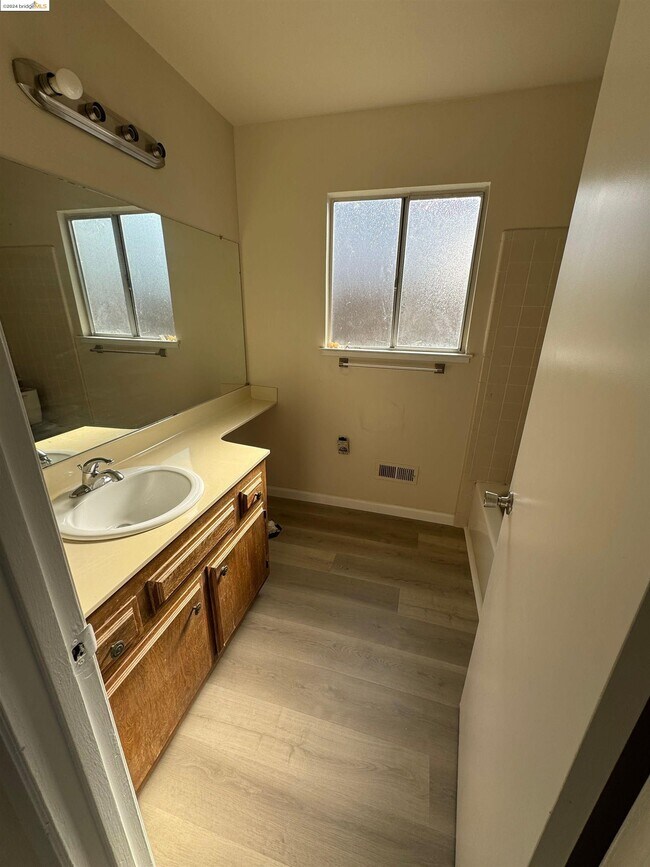 Building Photo - 912 Coyote Ct