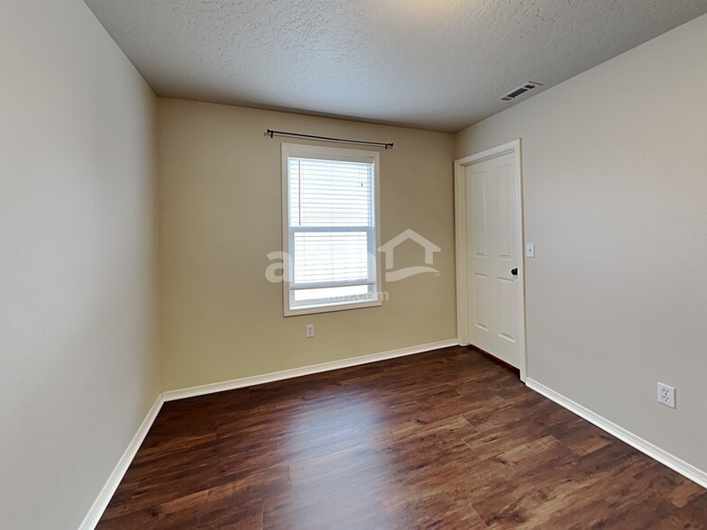 Building Photo - 6384 S White Cliff Ave