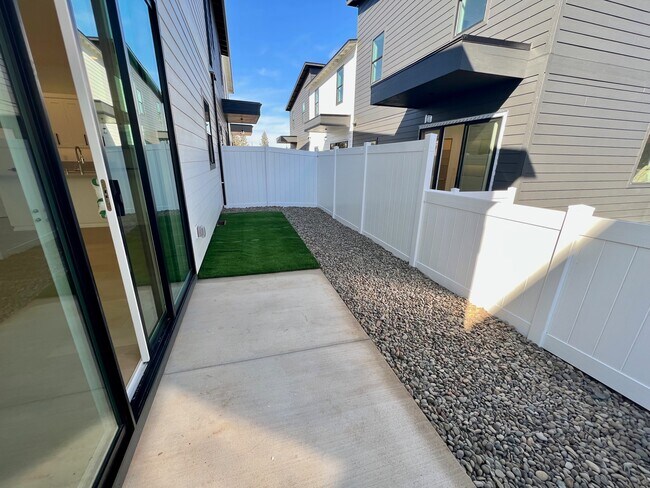 Building Photo - 331 Talons Dr