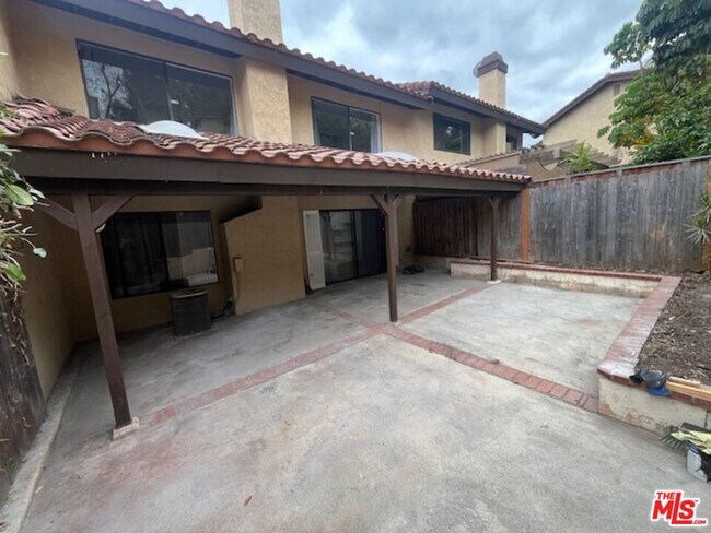 Building Photo - 1163 S Crofter Dr