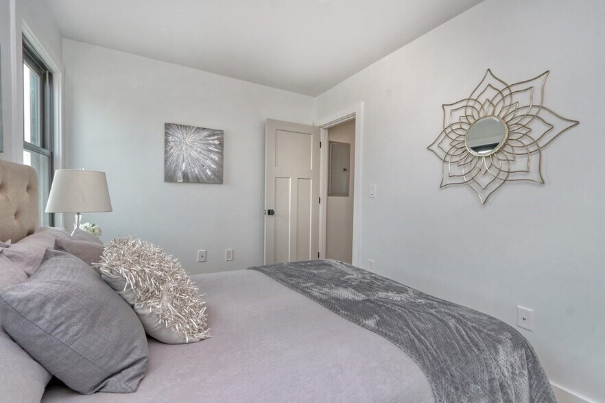 Building Photo - 74 Brooks St