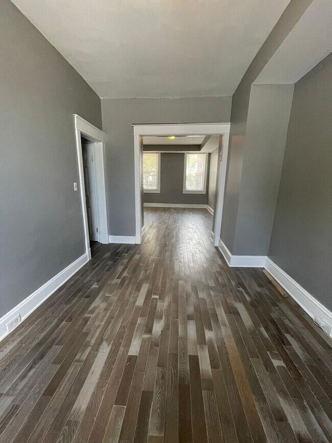 Building Photo - 3 Bedroom Home with Porch, Fenced Yard, and Water Included on Barclay Street