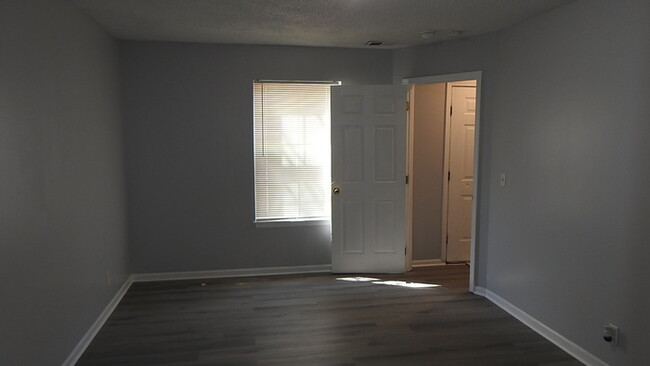 Building Photo - 3bed 1.5 bath Townhome in East Independence