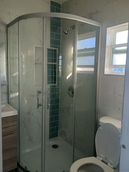 Building Photo - 3853 Winona Ave