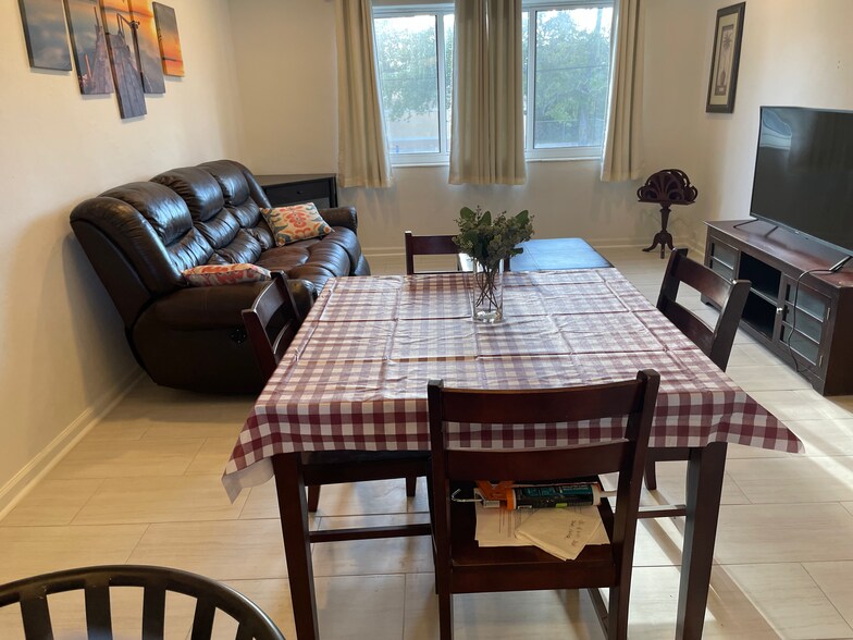 Living room and dinning room - 1001 SE 16th St