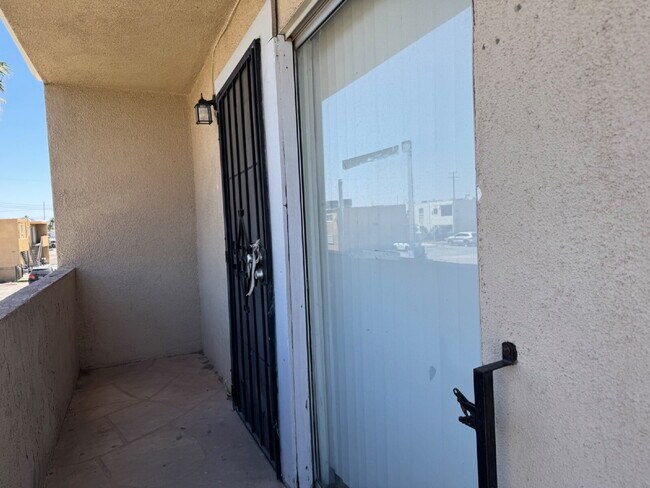 Building Photo - Freshly Painted 2-Bed with Remodeled Kitchen & Open Layout