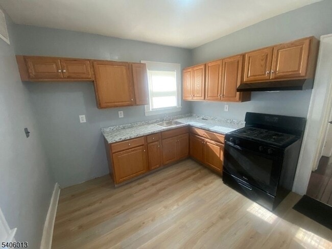 Building Photo - 133 Willowdale Ave